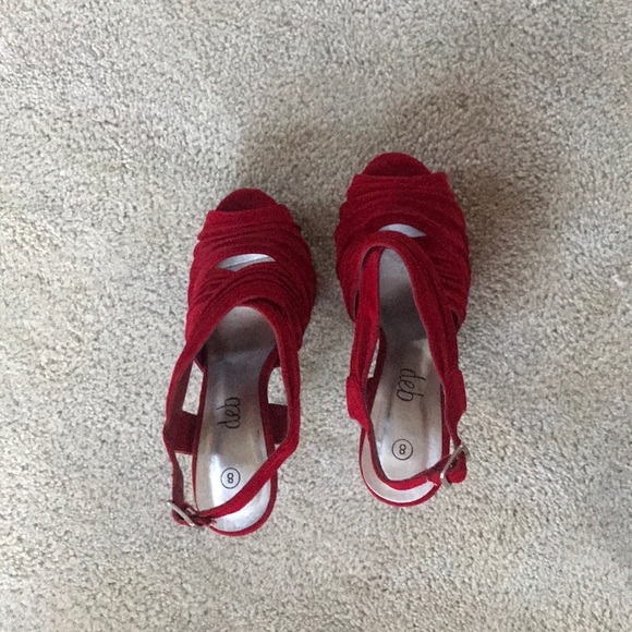 Red Deb Heel! Size 8! - Picture 2 of 6